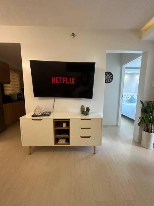 Modern Oasis: Pool + Netflix Appartement Manilla Buitenkant foto