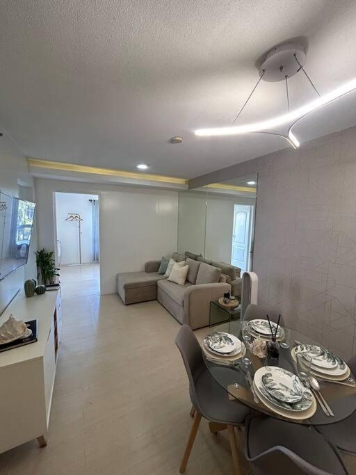 Modern Oasis: Pool + Netflix Appartement Manilla Buitenkant foto