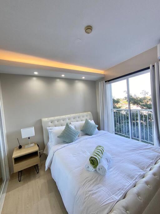 Modern Oasis: Pool + Netflix Appartement Manilla Buitenkant foto